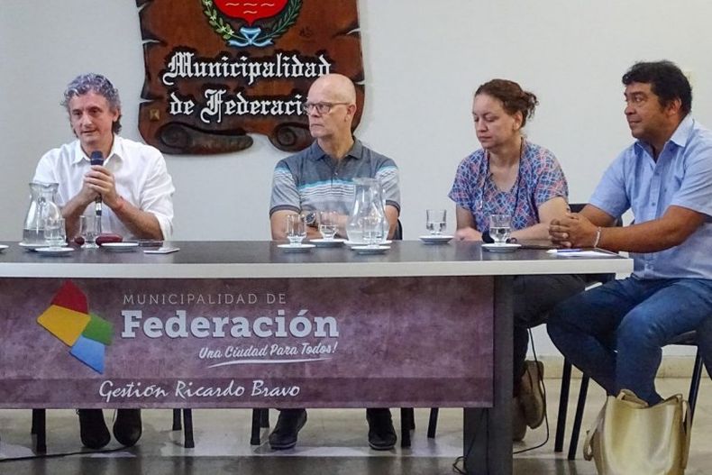 El intendente de Federación, Ricardo Bravo, encabezó una reunión con legisladores y referentes de la región de Salto Grande. Participaron funcionarios del PJ y también de Juntos por Entre Ríos, la alianza que gobierna la provincia. Están en pie de guerra ante la posibilidad de que los excedentes incluyan a Gualeguaychú. 