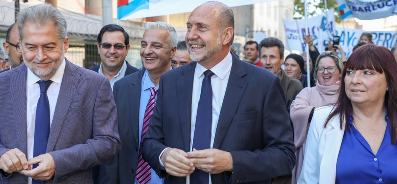 El exgobernador Omar Perotti y sus (¿ex?) espadas, el diputado Roberto Mirabella y la diputada provincial Celia Arena.