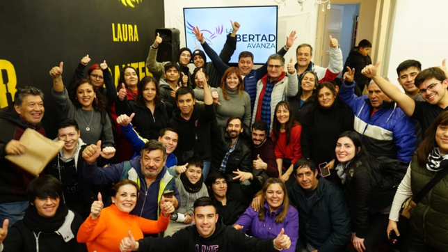 El festejo de los partidarios del espacio de Javier Milei en Chubut, con César Treffinger en el centro de la celebración.