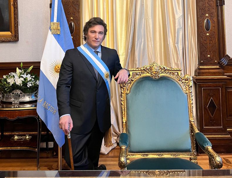 Javier Milei posa junto al sillón de Rivadavia (Foto N/A) Javier Milei posa junto al sillón de Rivadavia (Foto N/A)