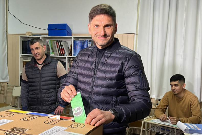 El gobernador Maximiliano Pullaro votando bajo el sistema de boleta única, que será reformado.