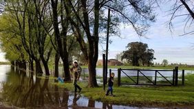 El agua llegó a un pueblo: intendente pide al Gobierno que actúe “rápido