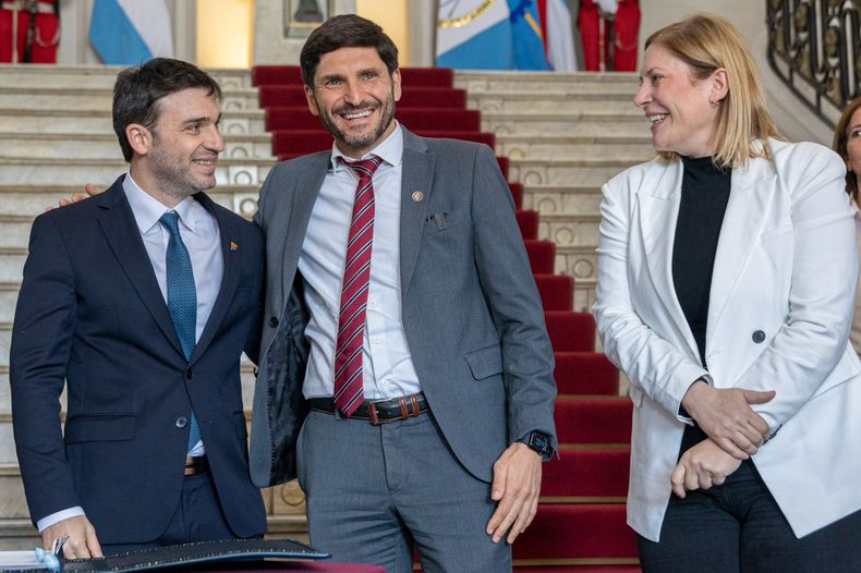 Los gobernadores de Chubut, Nacho Torres (PRO), y de Santa Fe, Maximiliano Pullaro (UCR), junto a la vice santafesina Gisela Scaglia (PRO). 