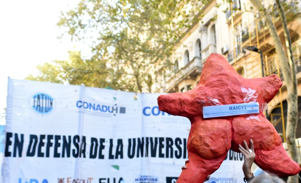 Las universidades vuelven a la calle con una marcha que une a todo el arco opositor contra el Gobierno