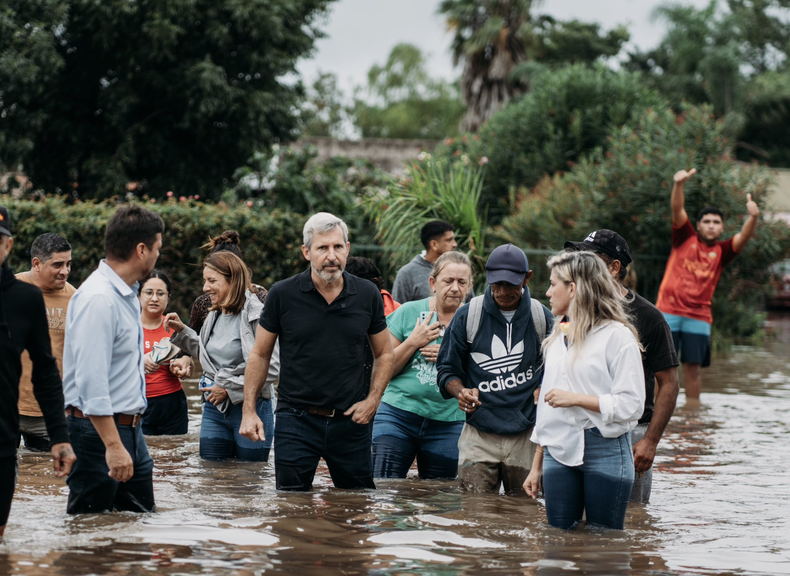 El gobernador Rogelio Frigerio, durante una recorrida en Gualeguay, al sur de Entre Ríos, durante la creciente que anegó buena parte de la ciudad. 