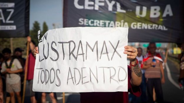 Reforma laboral en puerta: operativos ilegales, uso de fuerzas de seguridad y desobediencia judicial en Lustramax. Reforma laboral en puerta: operativos ilegales, uso de fuerzas de seguridad y desobediencia judicial en Lustramax.