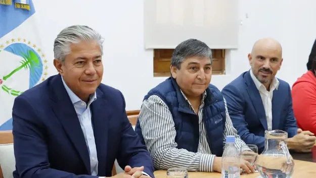 Rolando Figueroa firmó el decreto que creó el Régimen Especial de Acompañamiento Administrativo al Cese Voluntario por Trayectoria Laboral Vulnerable.