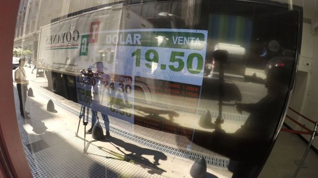 se desinfla el dolar: tras la suba, ahora se vende a $19,19
