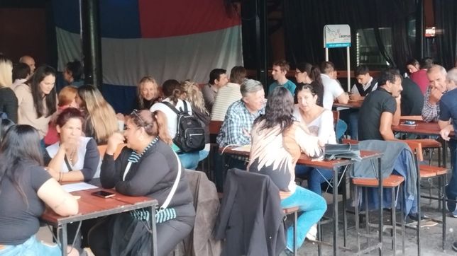 Militantes de Javier Milei en un encuentro para juntar adhesiones a La Libertad Avanza.