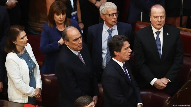 Guillermo Ferraro y Nicolás Posse en la primera línea durante la asunción presidencial