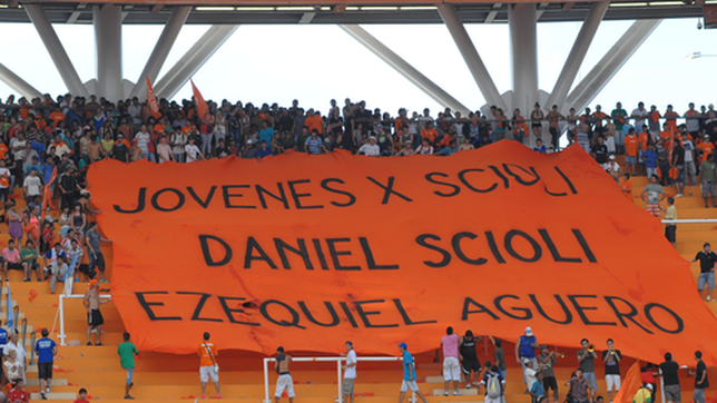 15d: hay gorro, bandera y vincha (naranjas)