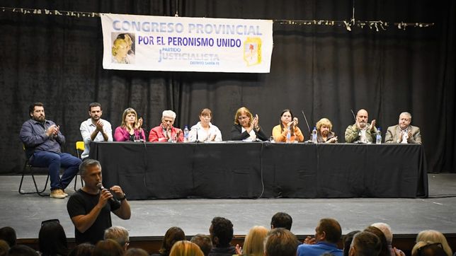 El diputado y precandidato a gobernador Leandro Busatto hablando al congreso del PJ.