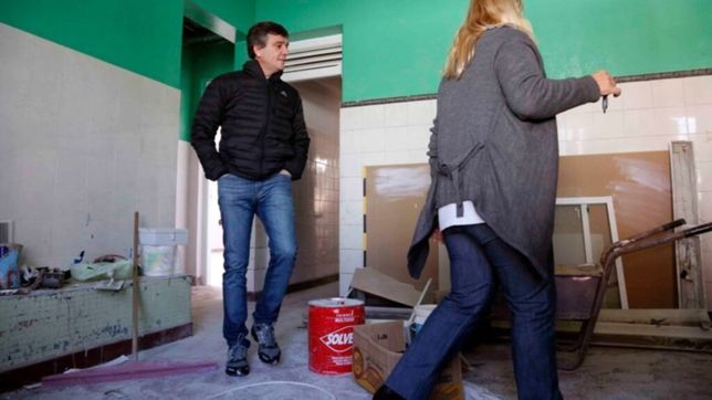 zabaleta superviso las obras es una escuela incendiada