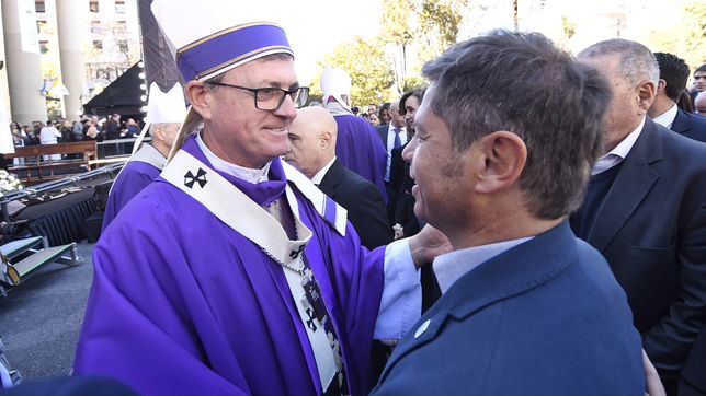 Axel Kicillof y, de fondo, Victoria Villarruel. 