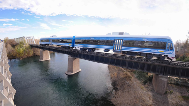 El Tren del Valle cruza de Río Negro a Neuquén. La formación es clave para la región más poblada de la Patagonia.