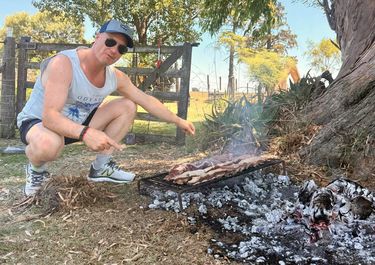 Lisandro Enrico, ministro de Obras Públicas de Santa Fe, haciendo un asado en sus vacaciones en Venado Tuerto.