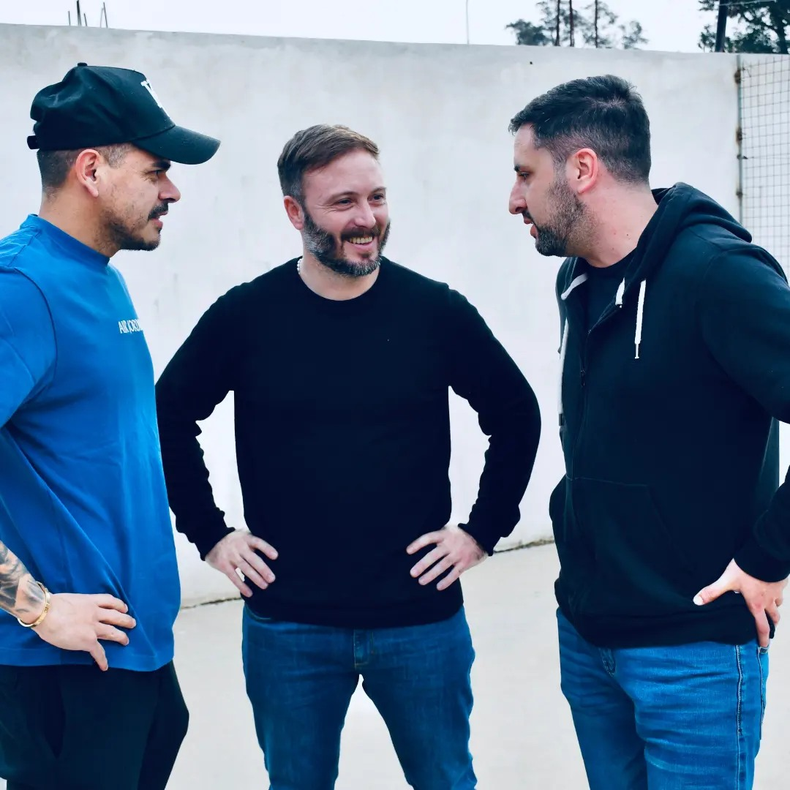 Francisco Azcué junto a Luciano Del Ollio y el futbolista concordiense Gustavo Bou, durante un partido de la liga local, este fin de semana en Concordia. 