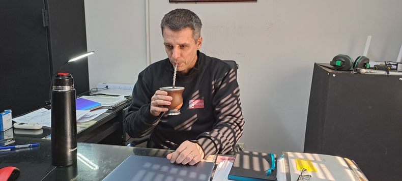 Enrique Cresto recibió a Letra P en su oficina de Plegadora Concordia, la empresa familiar que ahora gerencia junto a parte de su familia. Reparte sus días entre la actividad legislativa en Paraná y la actividad privada en su ciudad. Habló de su acercamiento a Francisco Azcué y de cómo ve el escenario nacional con Javier Milei para el resurgimiento del peronismo.&nbsp;