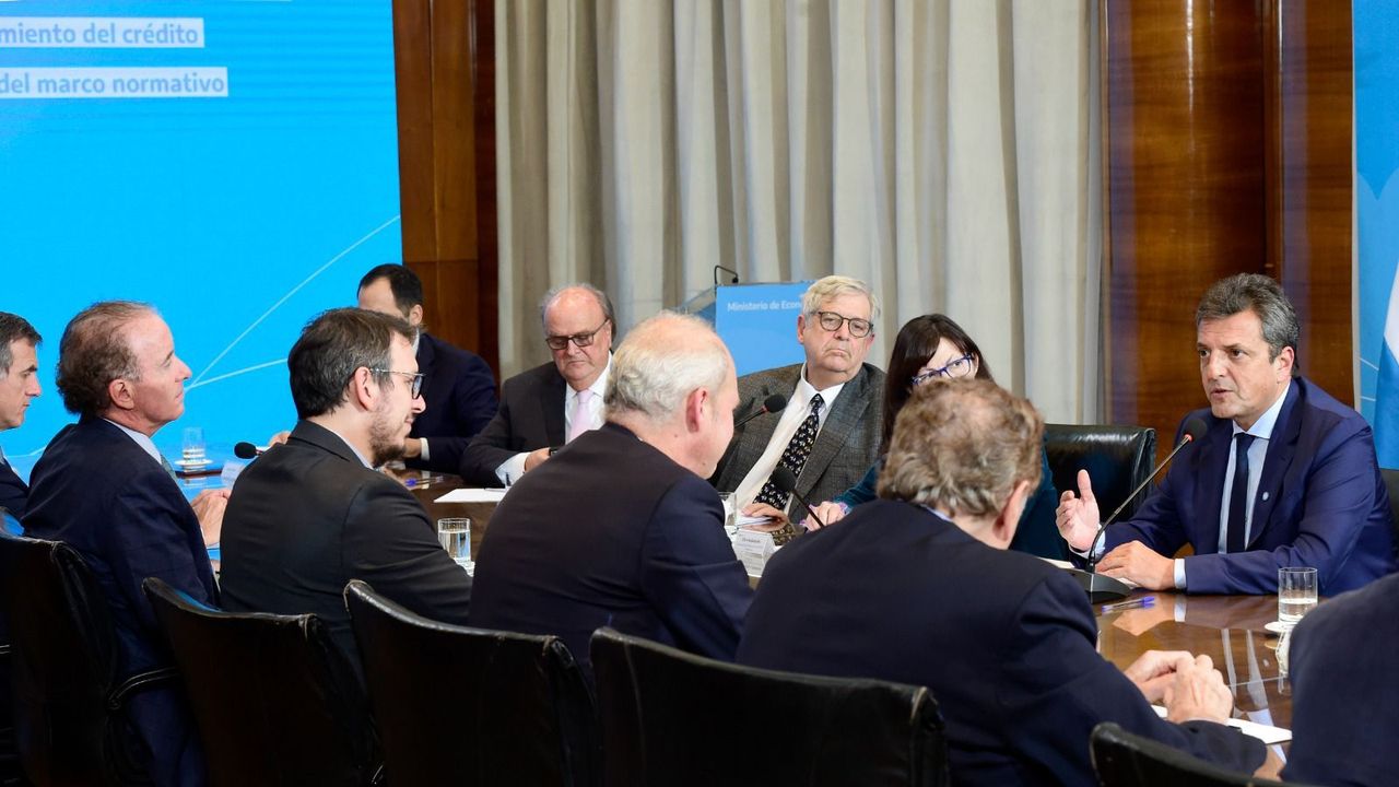 Massa apura un canje de deuda para llegar con aire a las PASO