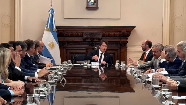 Ley ómnibus XS: :Nicolas Posse en la cabecera de reunión con los gobernadores. Martín Llaryora a la par de Rogelio Frigerio. 