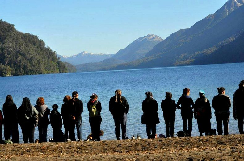 Ceremonia mapuche en la costa del Correntoso. FOTO: Confederaci&oacute;n Mapuche de Neuqu&eacute;n
