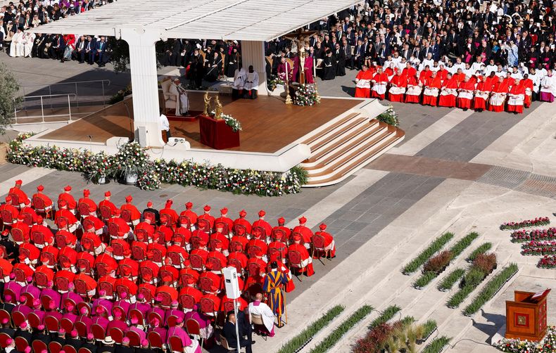 El papa Francisco, rodeado por los cardenales en Roma.