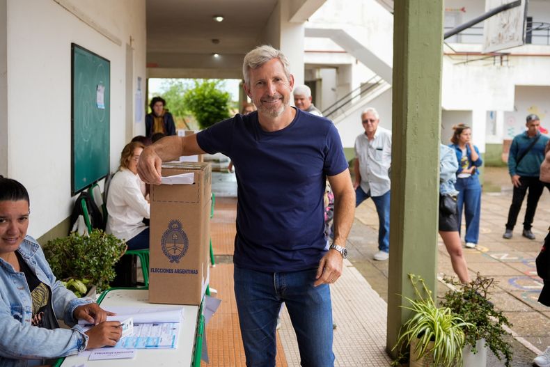Rogelio Frigerio votó este domingo cerca de las 11.30 en Villa Paranacito, de donde es oriundo, al sur de la provincia de Entre Ríos.&nbsp;