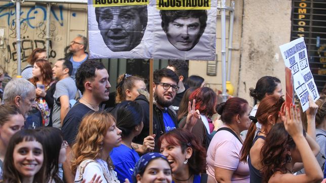 Las caras de Toto Caputo y Javier Milei en la marcha universitaria del 23A. (Foto: NA).