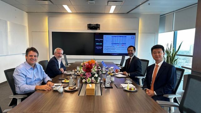 El intendente de Neuquén Mariano Gaido fue con su secretario Juan Hurtado al encuentro con la cúpula de Huawei.