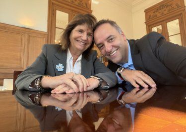 El escándalo en torno a las propiedades y viajes de Manuel Adorni, cambian el tablero porteño libertario y Patricia Bullrich pica en punta.