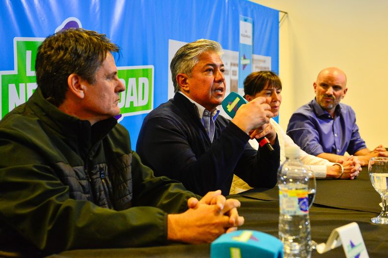 Caras largas: Mariano Gaido, Julieta Corroza y Juan Ousset en el momento en que Rolan Figueroa reconoció la derrota en Neuquén. 