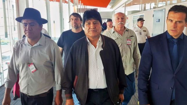 con evo en el pais, fernandez hace equilibrio entre convicciones y necesidad