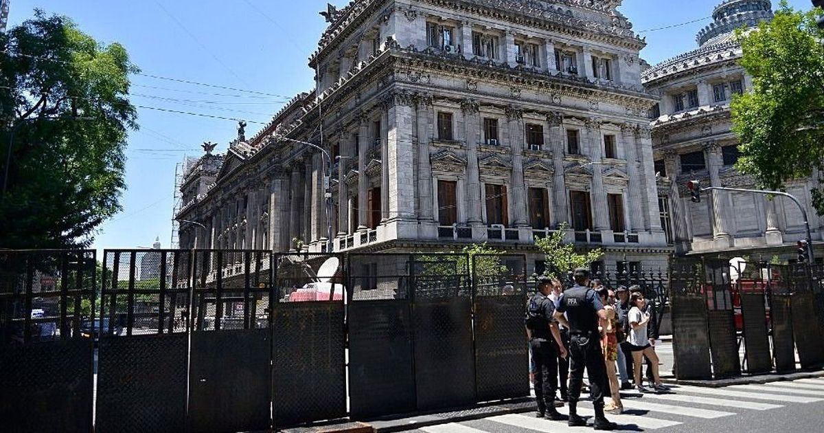 Tras Los Incidentes, El Congreso Amaneció Vallado Y Con Fuerte ...