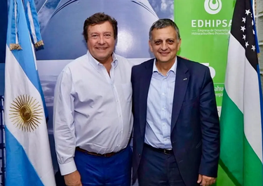 El gobernador de Río Negro, Alberto Weretilneck, junto con el CEO de YPF, Horacio Marín.