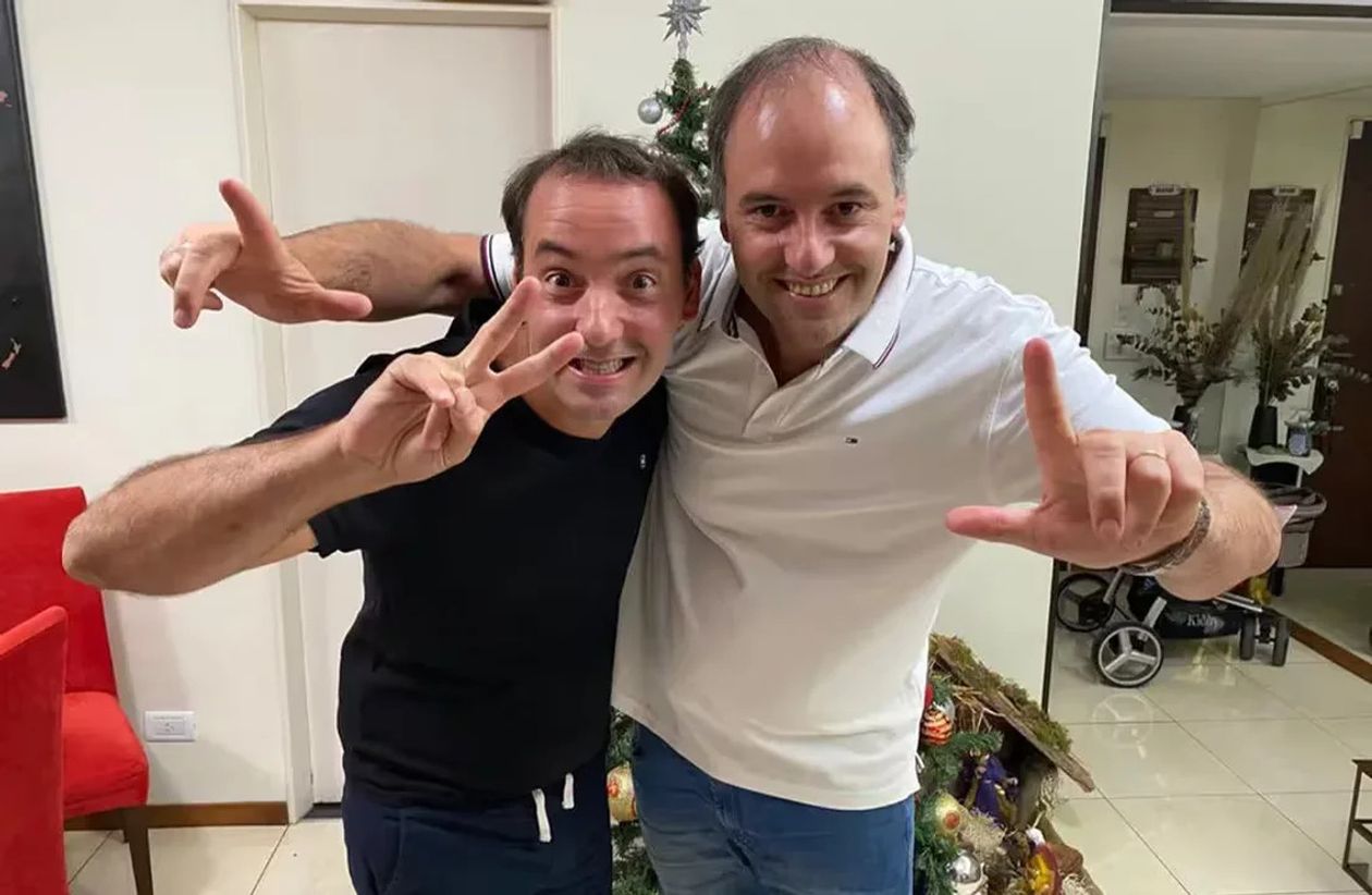 Manuel Adorni, junto a su hermano Francisco Adorni.&nbsp;