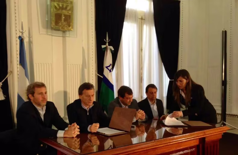 En 2014, Mauricio Macri firmó con el intendente radical de Río Cuarto, Juan Jure, el desembarco del caballito de batalla de la gestión porteña. 