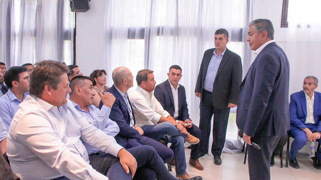 Rolando Figueroa e intendentes de Neuquén, en días claves para su gestión.