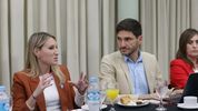 Virginia Coudannes, la vocera del gobierno de Santa Fe, junto al gobernador Pullaro. Virginia Coudannes, la vocera del gobierno de Santa Fe, junto al gobernador Pullaro.
