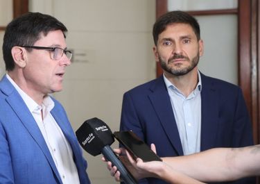 El ministro de Educación José Goity y el gobernador Maximiliano Pullaro.