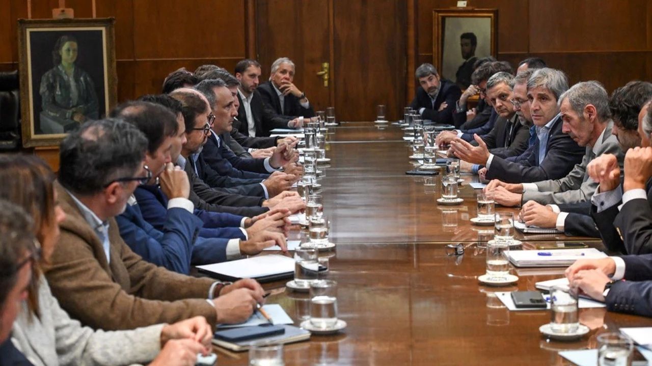 Toto Caputo negocia con las generadoras eléctricas