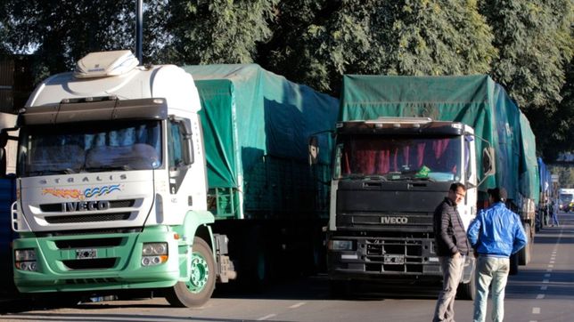 camioneros calientan las calles contra los costos de gasoil y peajes