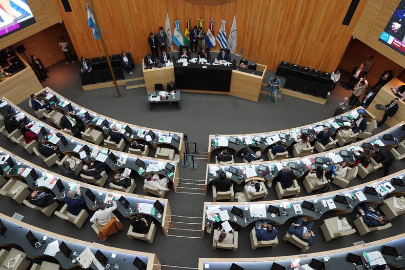 Por refacciones en la sede del Parlasur de Montevideo, la tercera sesión se trasladó a la Legislatura de Córdoba.