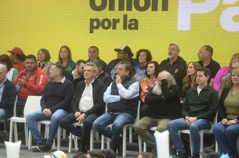 El Evita y Barrios de Pie en el Malvinas Argentinas con Massa