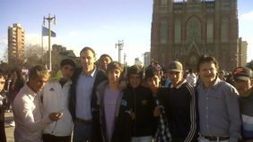 Mientras Bruera se sacaba fotos con la gente, a pocas cuadras, el escándalo de todos los viernes