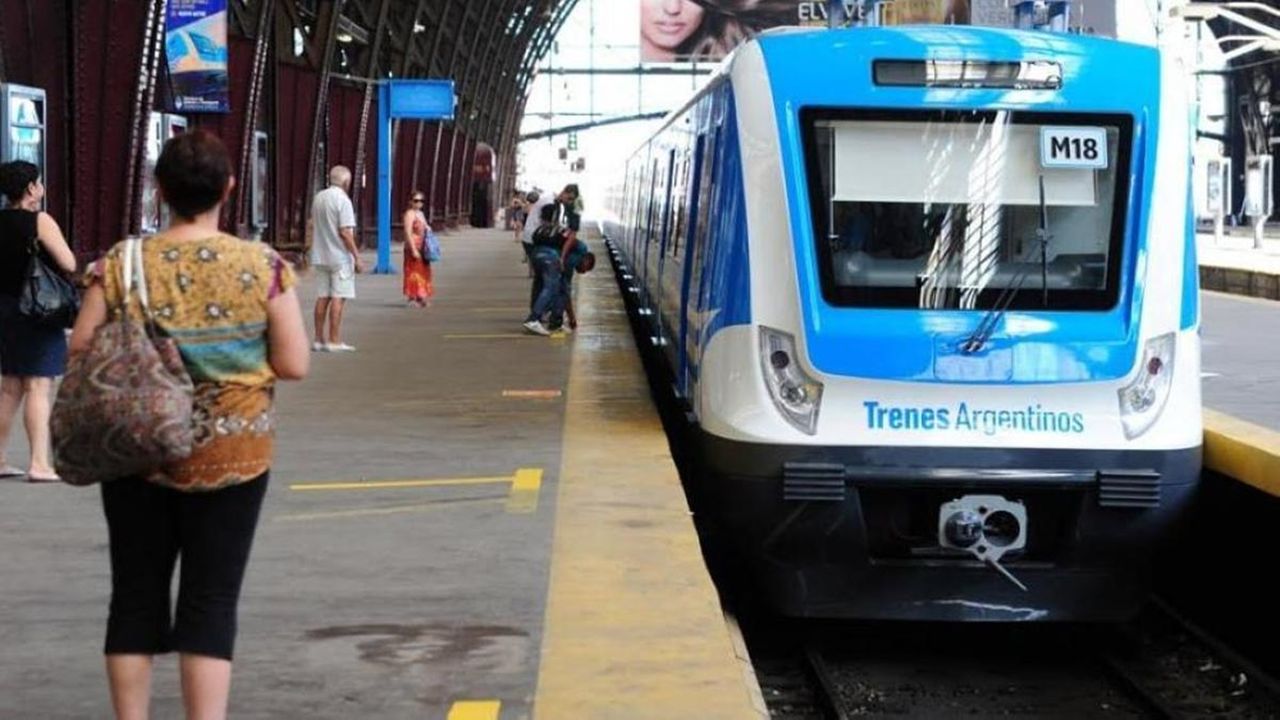 Javier Milei sale a comprar sin licitación 43 trenes que iba a proveer China.