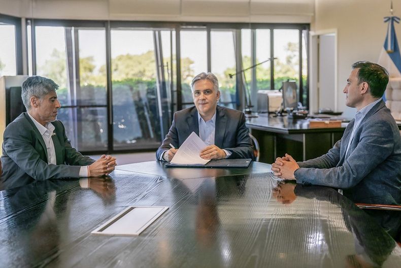 Martín Llaryora junto al ministro de Justicia, Julian López, y al de Seguridad, Juan Pablo Quinteros.