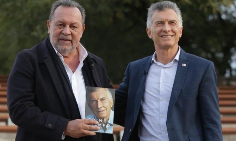 Gustavo Santos junto al expresidente Mauricio Macri. 