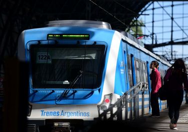 Los trenes de Javier Milei: menos servicios, disminución de pasajeros y más saltos de molinete