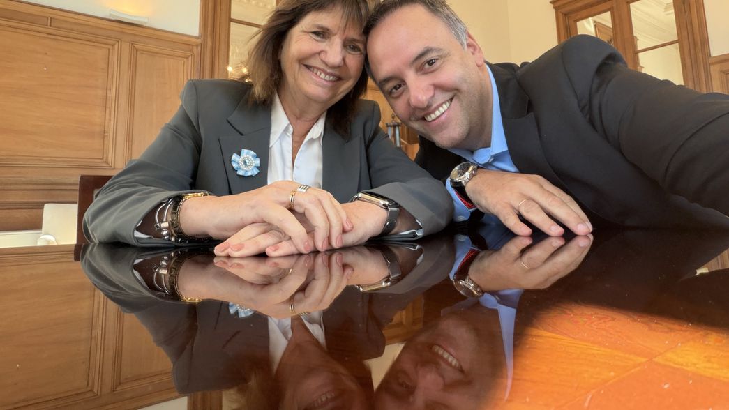 En su peor momento, Adorni recibió a Bullrich para acercar posiciones y desactivar la interna