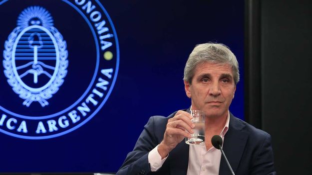 Milei y Caputo, en guerra con la Argentina